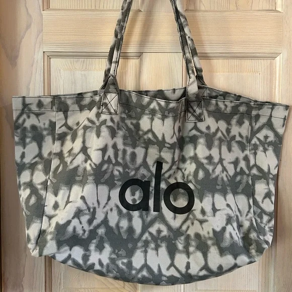 NWT ALO YOGA Shopper Tote in Grey Tie Dye. One Size - Picture 5 of 9